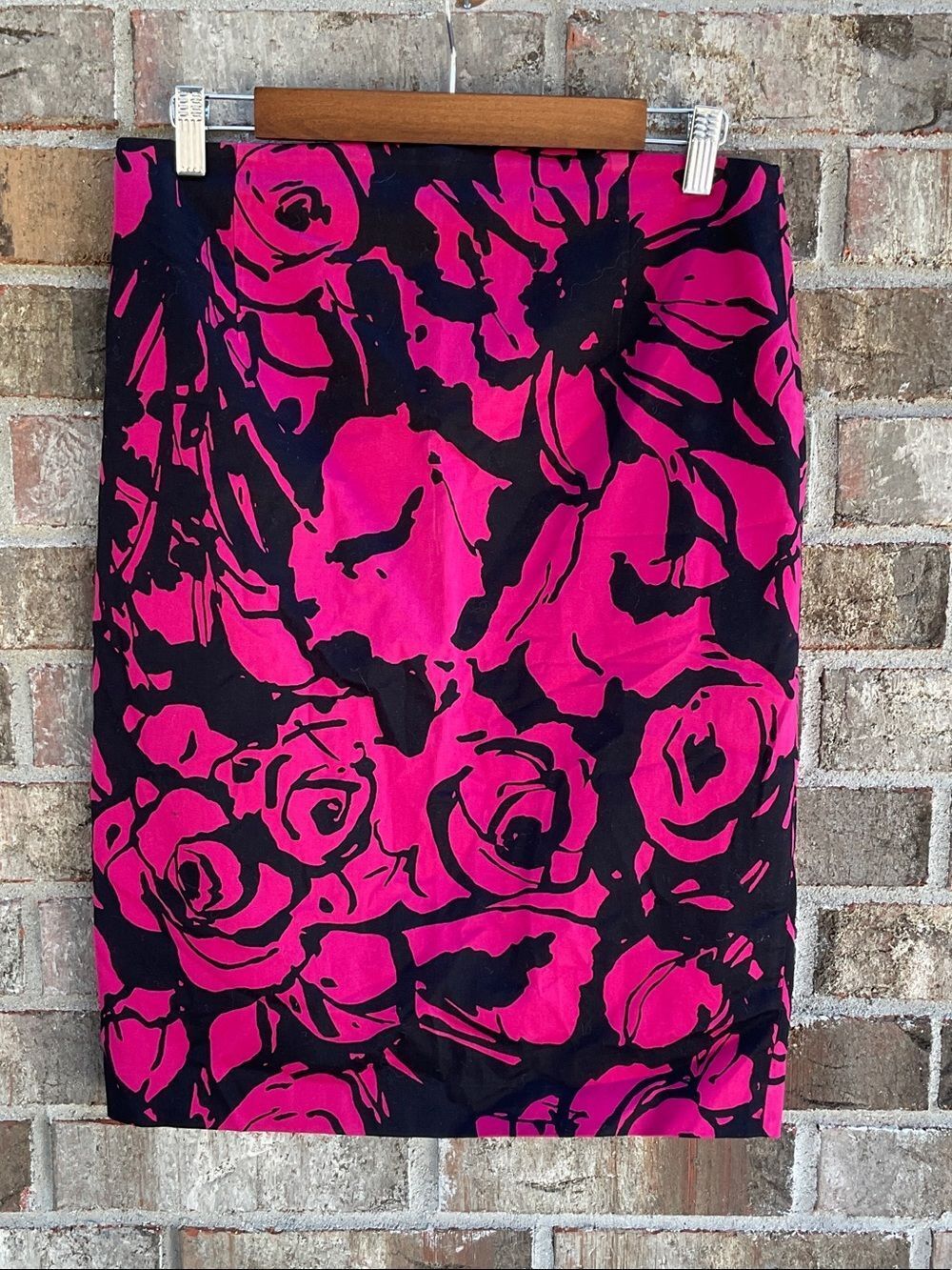 Take 50% OFF-Express Bold Pink and Black Floral Pencil Skirt, Size-8 - Picture 2 of 7